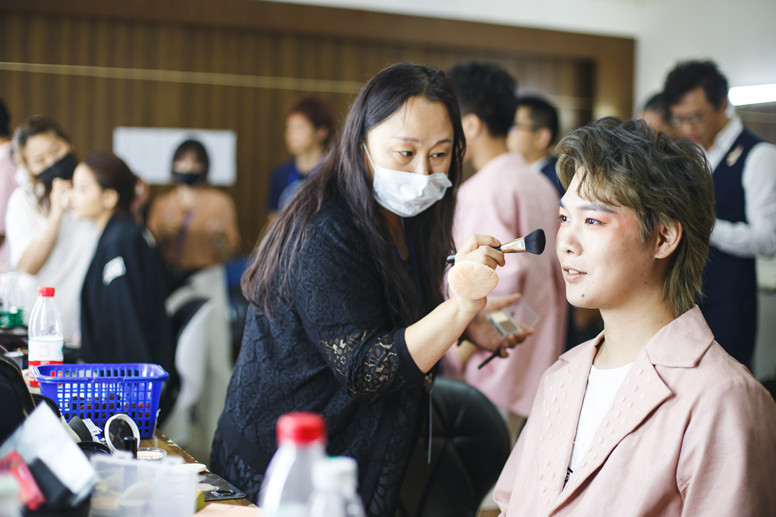 学影视化妆1980学费~你信吗？