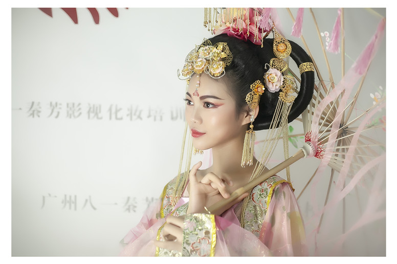 什么是新娘跟妆？