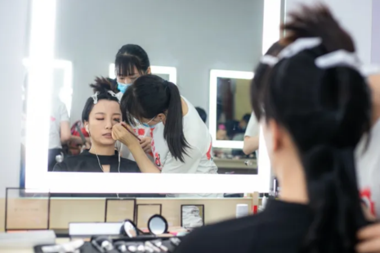 从剧组新手化妆师到主化：跨越门槛的隐形阶梯